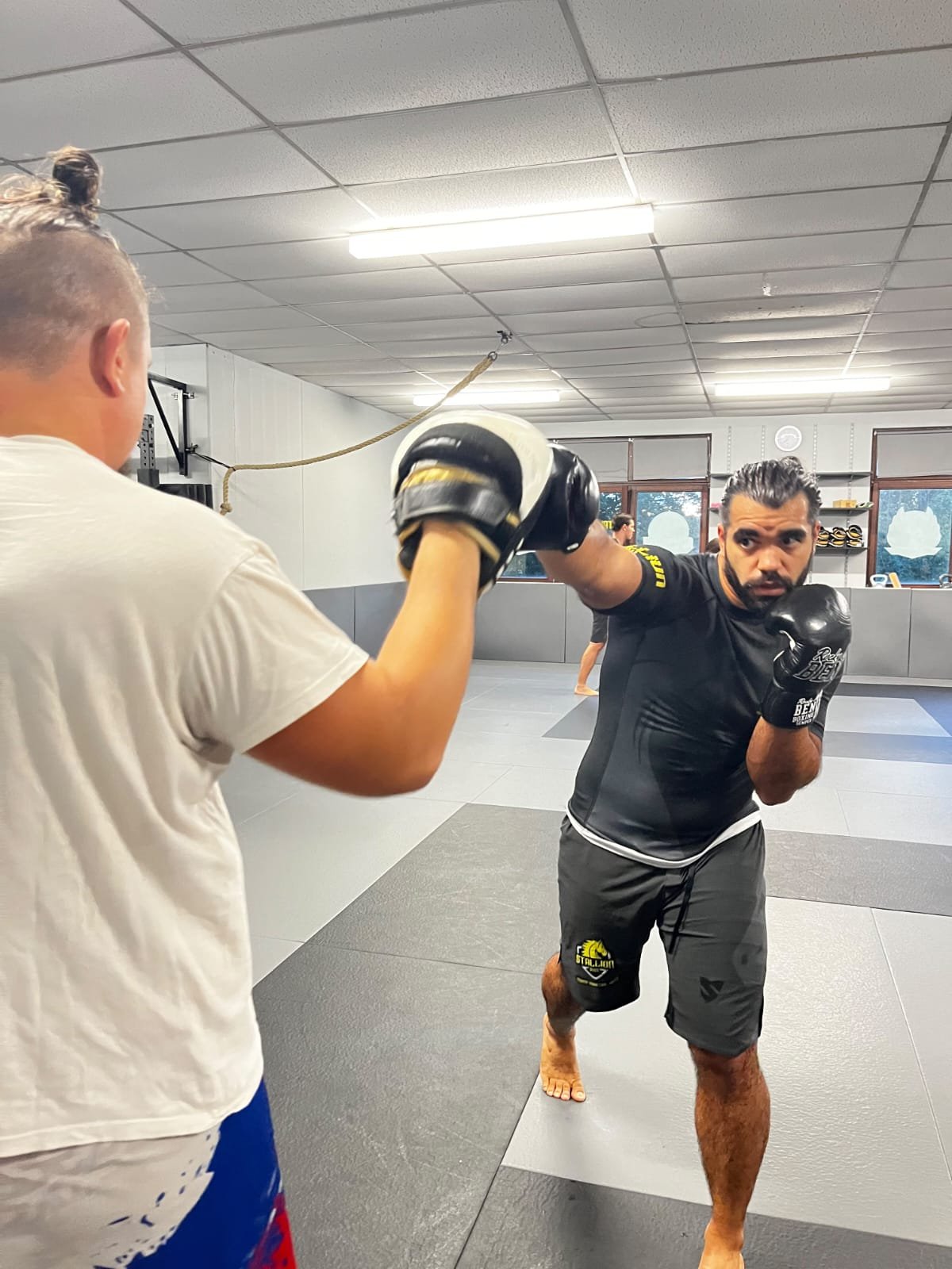 Jab auf die Pratze beim Boxtraining im STALLION GYM Herrenberg